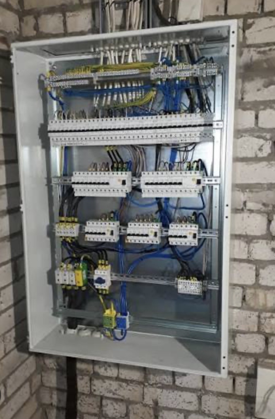 Elva elektriabi Elektritööd, Elektrikiirabi, Pistikute vahetus, Elektrikatkestuste kõrvaldamine, Vigaste elektriühenduste parandamine
